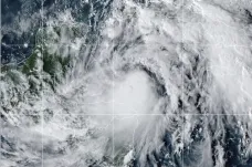 Bouře Zeta v Karibiku zesílila na hurikán, postupuje k Yucatánu