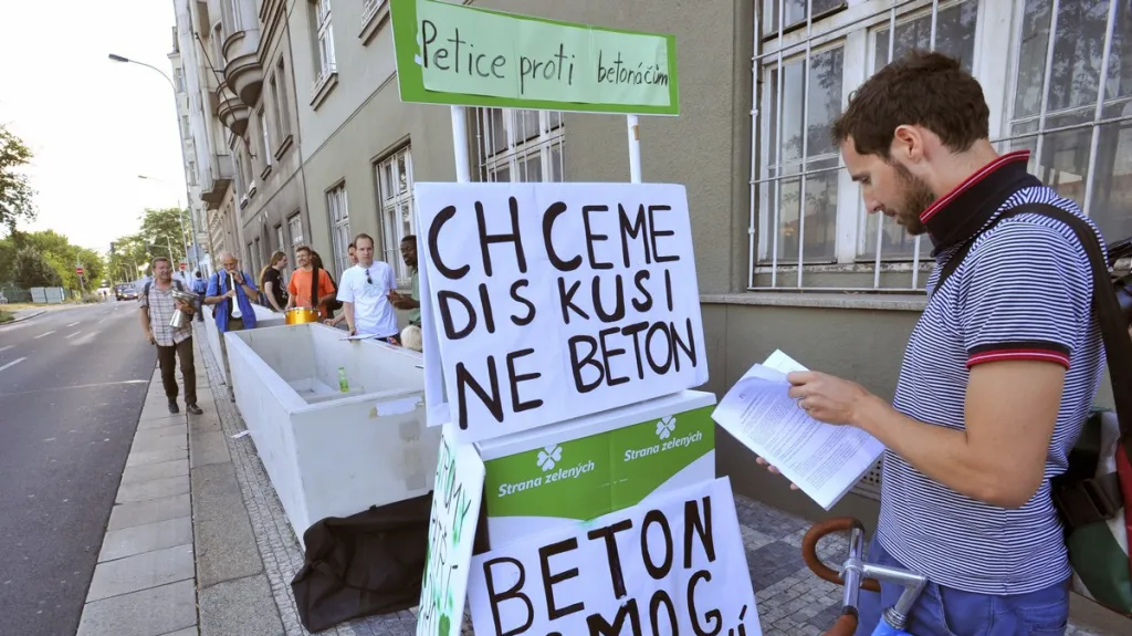 Protest proti květináčům na Smíchově