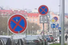 Les dopravních značek v Praze mate řidiče. Město pracuje na zlepšení