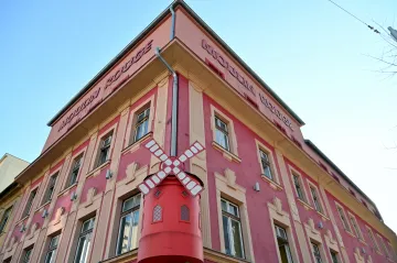 Brněnský noční klub Moulin Rouge jde k zemi. V místě domu s růžovou fasádou vzniknou byty
