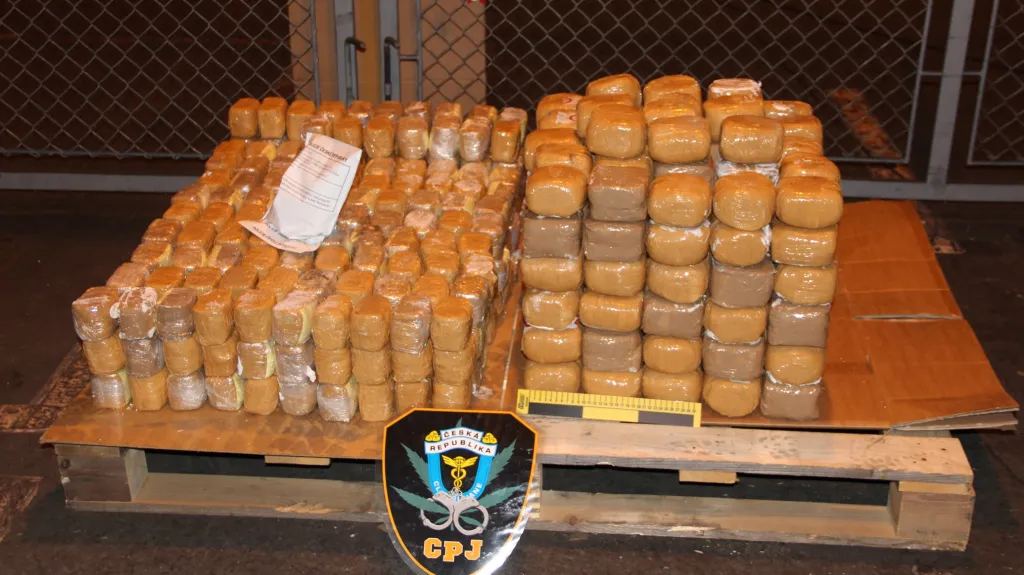 Celníci v Praze odhalili zásilku 182 kilogramů heroinu