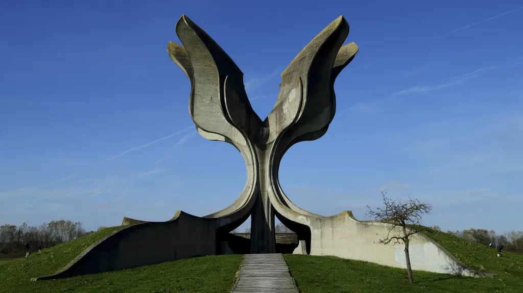 Pomník obětem na místě bývalého koncentračního tábora Jasenovac