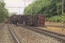 U Kralup nad Vltavou vykolejil nákladní vlak, omezení se týká desítek spojů