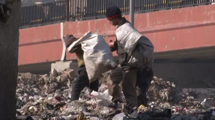 Lidé v Aleppu se potýkají s horami odpadků