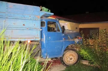 Havarované nákladní auto zůstalo zaklíněné v garáži