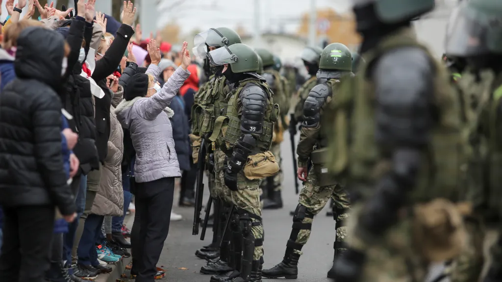Nedělní protesty v běloruském Minsku a zásah policie a vojáků
