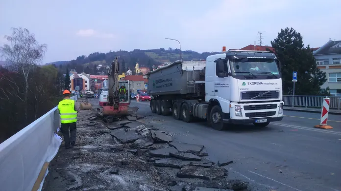 Začaly opravy mostu ve Vsetíně
