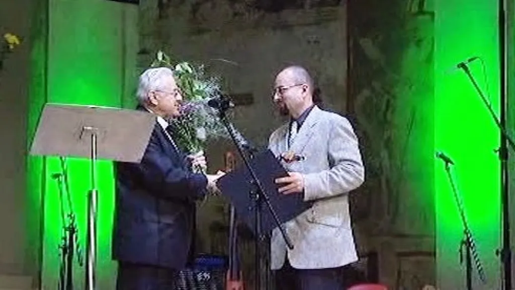 Primář Trávníček přebírá cenu Gypsy Spirit