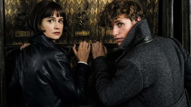 Katherine Waterstonová a Eddie Redmayne ve filmu Fantastická zvířata: Grindelwaldovy zločiny