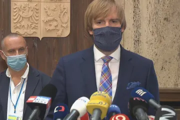 Restaurace a bary budou muset zavírat o půlnoci, oznámil Vojtěch
