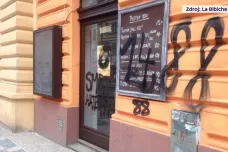 Vandalové v Praze zaútočili na podniky bojující proti nenávisti. Útok vyšetřuje policie