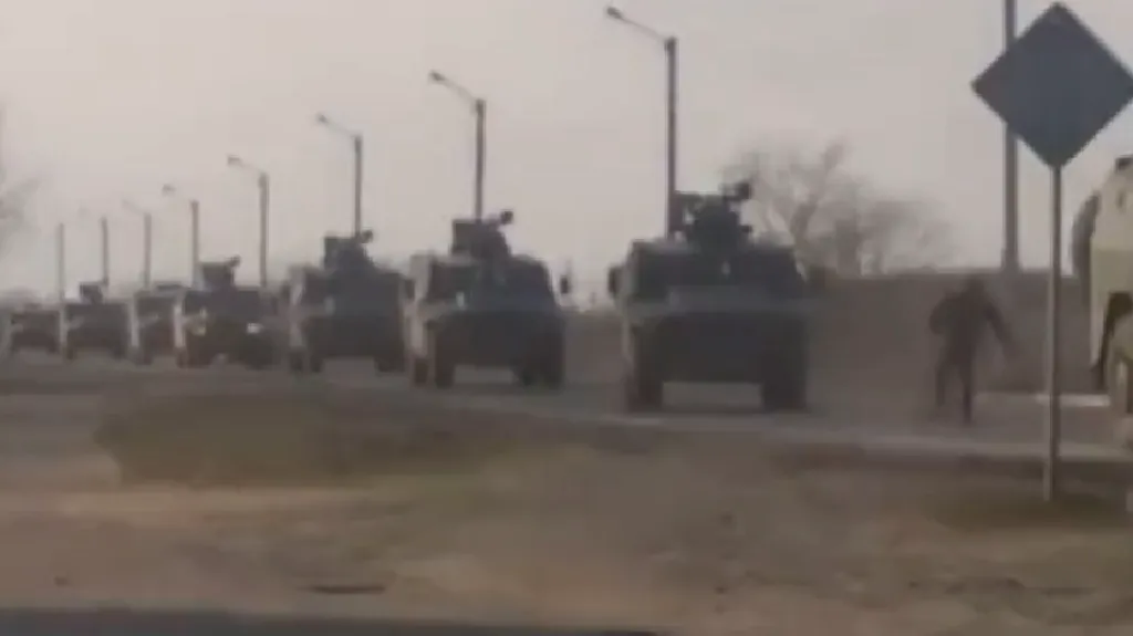 Muž se postavil armádní koloně