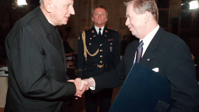 Tomáš Špidlík a Václav Havel, propůjčení Řádu Tomáše Garrigua Masaryka za vynikající zásluhy o demokracii a lidská práva, 1998