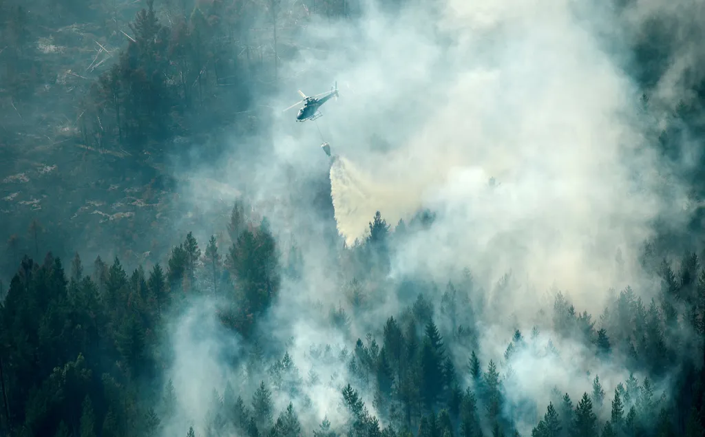 Letecký pohled na lesní požáry a jejich hašení ve Švédsku