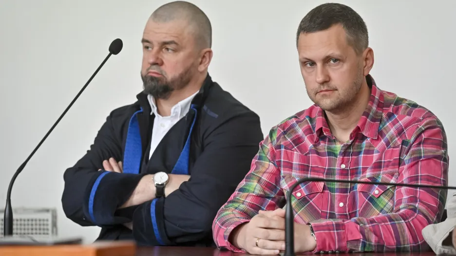 Jevgenij Sergejev (vpravo) s advokátem Leonidem Kušnarenkem