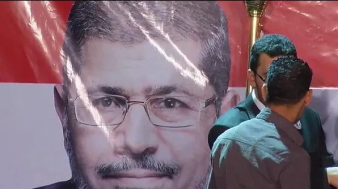 O křeslo prezidenta se utkají Šafík a Mursí