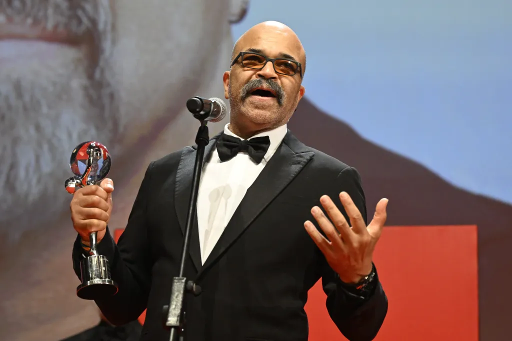 Americký herec Jeffrey Wright obdržel Cenu prezidenta festivalu. Rád jsem se sem vrátil, je to tady můj nejoblíbenější festival. Mé spojení s ním je speciální díky přátelství s Jiřím Bartoškou, který mi tady chybí," řekl šedesátiletý Wright, jehož filmovou kariéru zdobí spolupráce s řadou významných režisérských jmen. Ve svém projevu připomněl mimo jiných také Miloše Formana