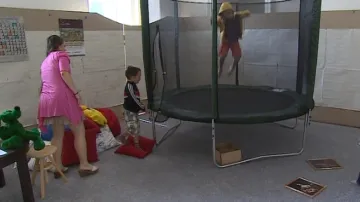 Mezi dětmi je skákání na trampolíně velmi oblíbené
