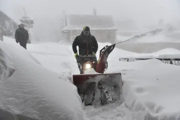 O víkendu se začne oteplovat, na horách ale pokračuje pravá zima