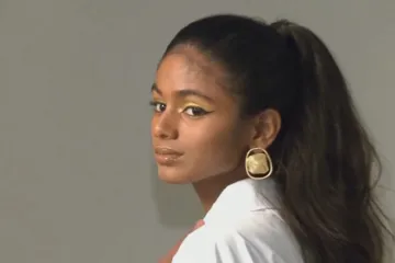 Ze slumu se protančila až na titulní stránky časopisů. Z indické dívky se díky virálním videím stala modelka