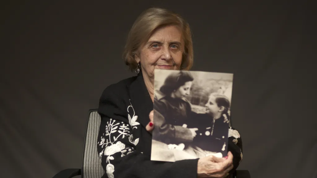 Tuto fotografii poskytl Světový židovský kongres. Tova Friedmanová (82 let), polská přeživší, drží fotografii sebe sama jako dítěte se svou matkou, která také přežila nacistický tábor smrti v Osvětimi. Friedmanová v on-line přenosu z New Yorku varovala před rostoucí vlnou nenávistí ve světě