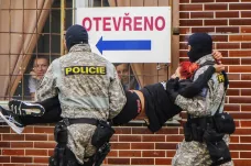 Policie zadržela a odvezla asi dvacet aktivistů, kteří ráno zablokovali jatka v Mirovicích