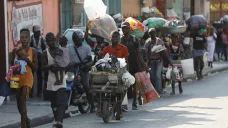 Lidé opouštějí své domovy po násilnostech na Haiti