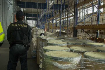 Celníci našli v letadle tři tuny látky na výrobu drog. Zásilka přiletěla z Číny