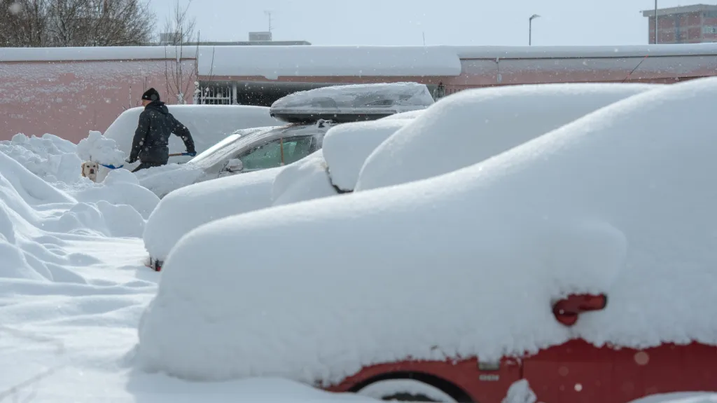 Zasněžené automobily v Jablonci nad Nisou