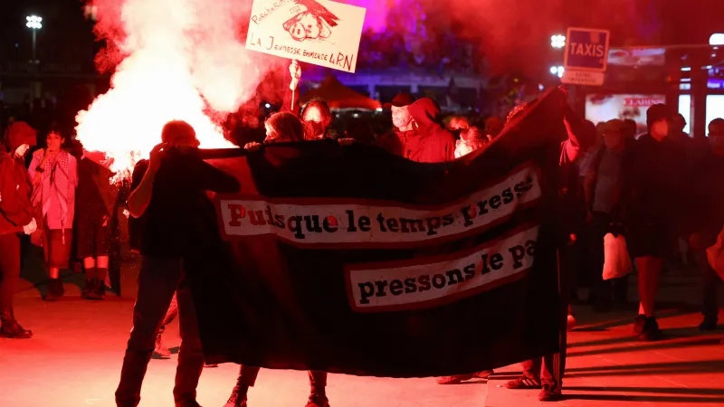 Výsledky prvního kola francouzských voleb provázely protesty