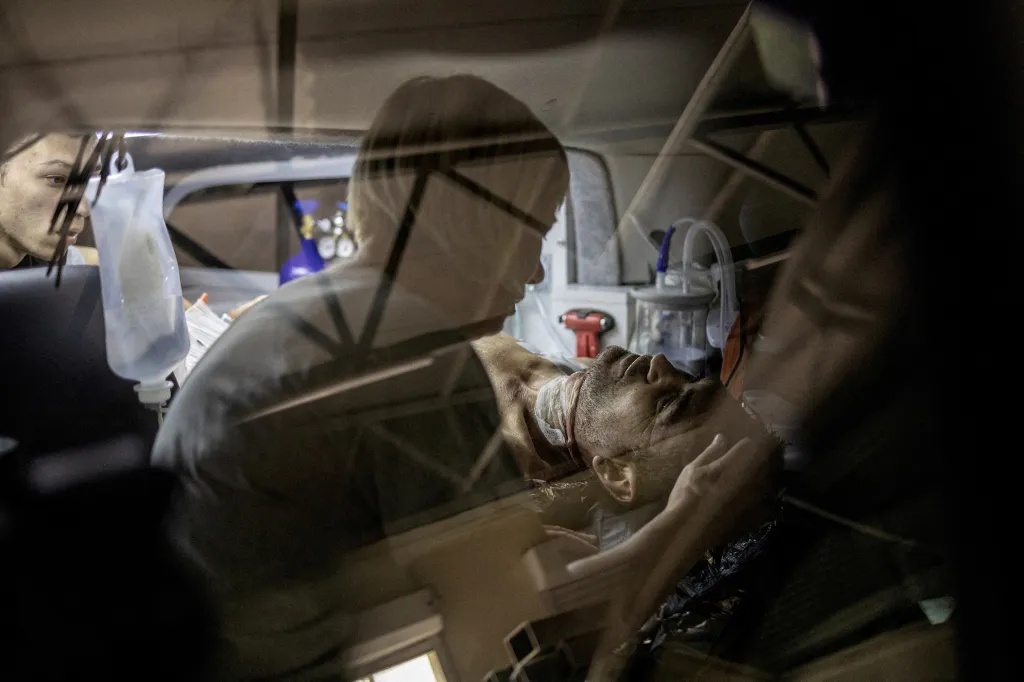 5. července 2022, Slovjansk, zasažení ruským ostřelováním v sanitce