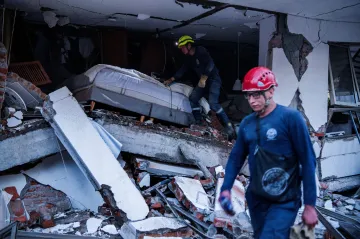 Kolumbijští záchranáři pokračují v pátrání po přeživších zemětřesení