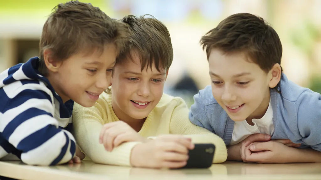 Mobilní telefon vlastní čím dál mladší děti
