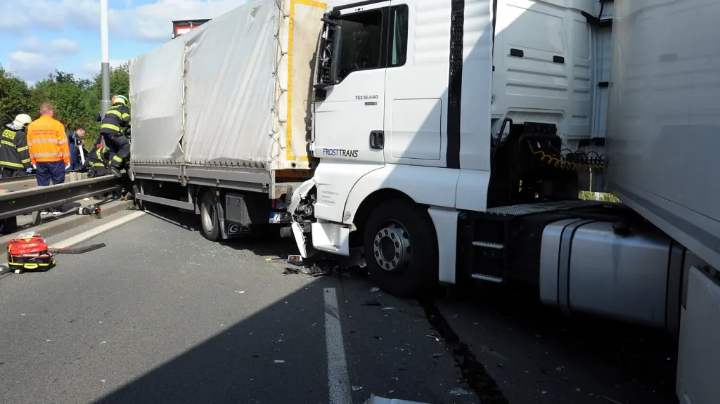 Hromadná dopravní nehoda na Kbelské v Letňanech