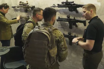 Zbrojní veletrh ve Francii představil inovace inspirované zkušenostmi z bojů