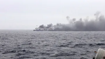 Stoupající kouř z italského trajektu Norman Atlantic
