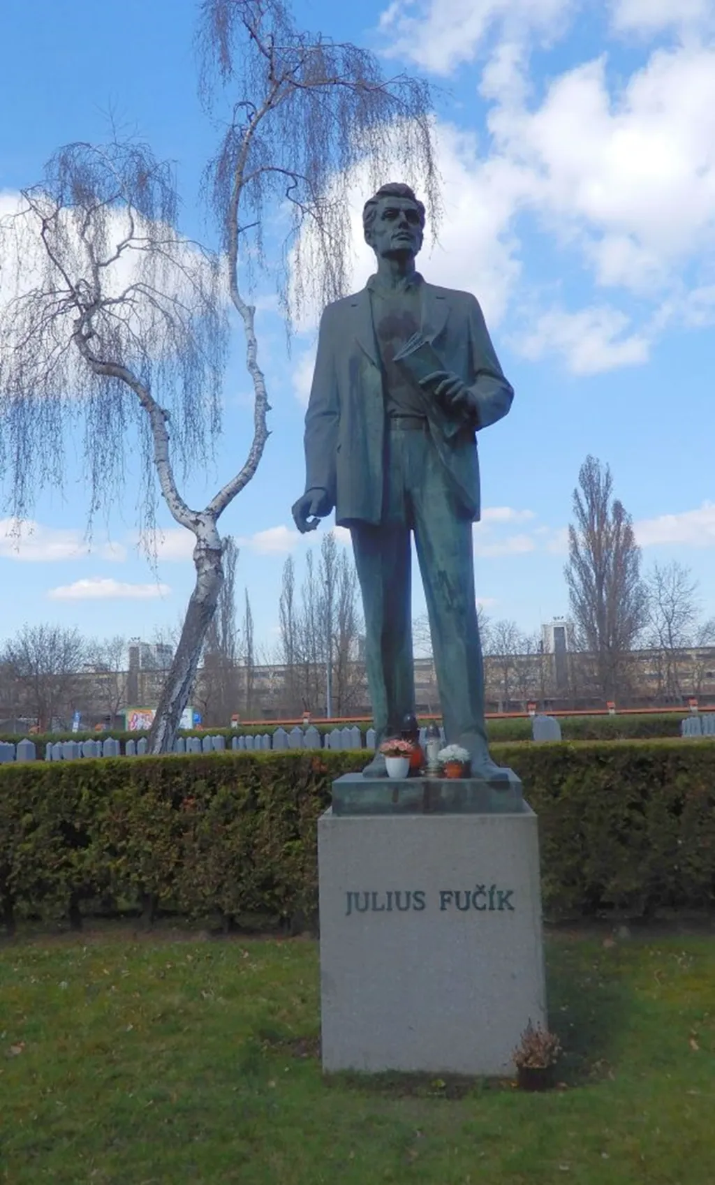 Socha byla desítky let umístěna před vstupní branou do někdejšího Parku kultury a oddechu Julia Fučíka (dnešní holešovické Výstaviště). Odstraněn byl pomník po roce 1989. Posléze byl uložen v depozitáři Galerie hlavního města Prahy, která jej zrestaurovala. Od roku 2013 je socha instalována na Olšanských hřbitovech