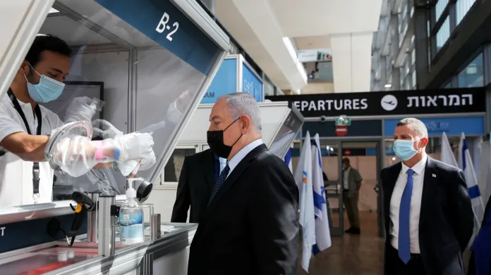 Benjamin Netanjahu navštívil testovací centrum na letišti v Tel Avivu