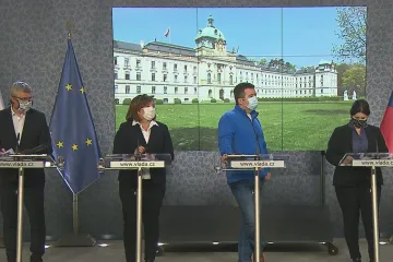 Vláda prodloužila omezení proti pandemii do 1. dubna. Časy nakupování pro seniory změnila