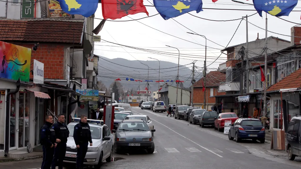 Ulice s kosovskými a albánskými vlajkami