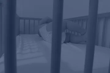 Chlapečkovi, který leží měsíce osamocen v nemocnici, úřady konečně hledají pěstouna. O jejich činnost se zajímá ombudsman