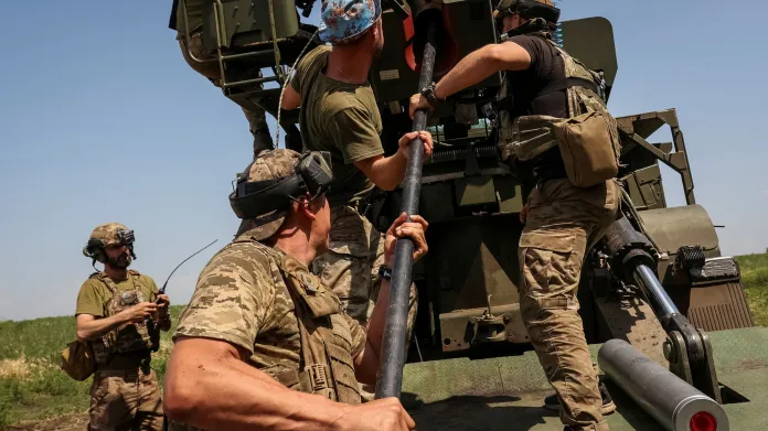 Ukrajinští vojáci se připravují k palbě ze samohybné houfnice 2S22 Bohdana