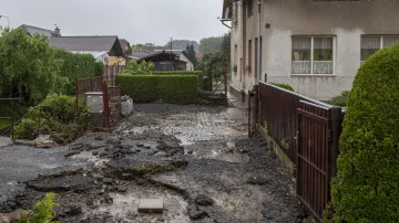 Lidé v Tutlekách na Rychnovsku odstraňovali 19. června 2020 následky lokální povodně, která obec zasáhla předchozího dne odpoledne. Voda poškodila místní komunikace a zatopila několik domů