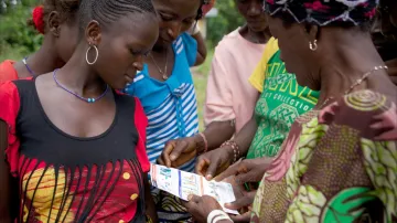 Ženy studují informační leták k ebole