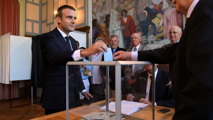 Macron u volební urny