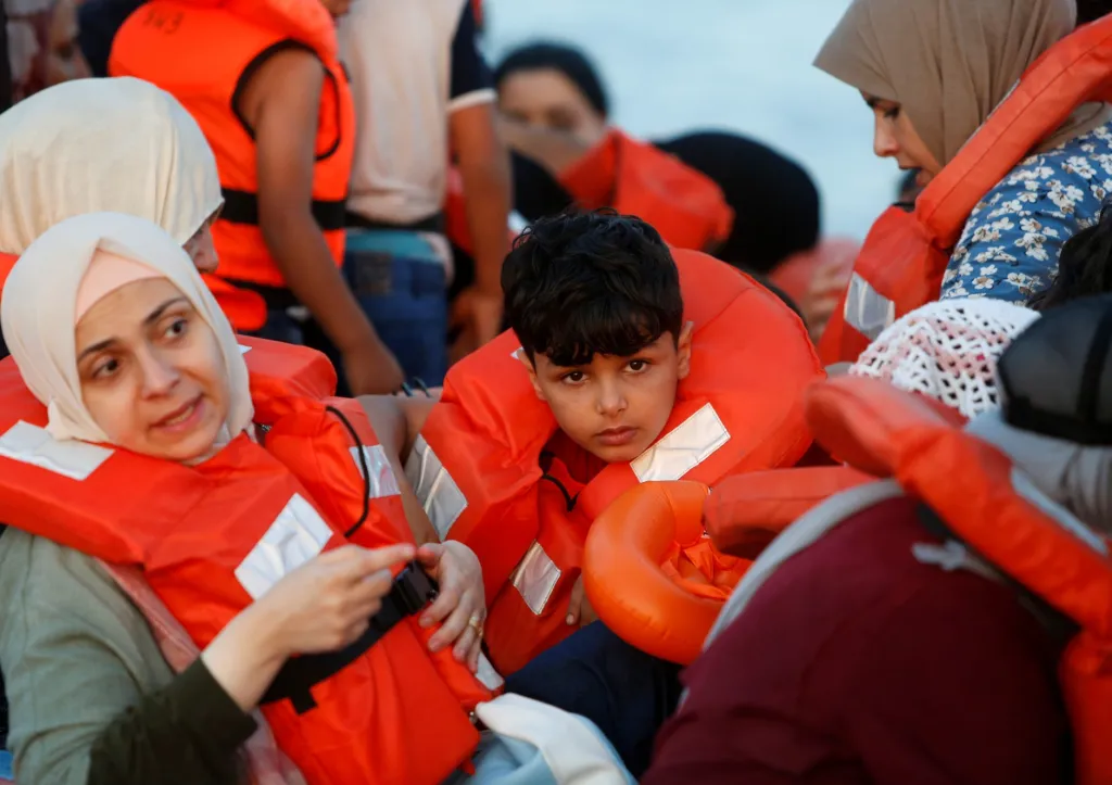 Migranti se pokoušejí dostat na záchrannou loď německé nevládní organizace Sea-Watch 3 během záchranné operace v mezinárodních vodách u Tuniska