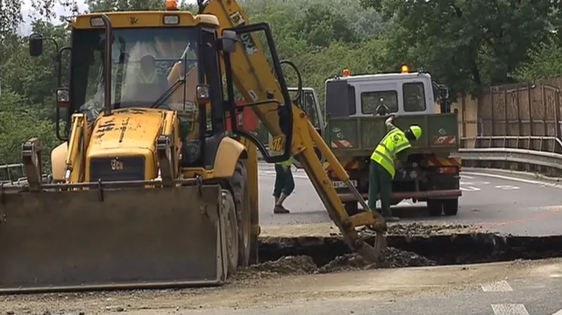 Propad vozovky ve Vysočanské v červenci 2016