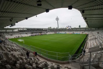 Na otevření nového hradeckého stadionu dorazily stovky lidí. Program je na celý den