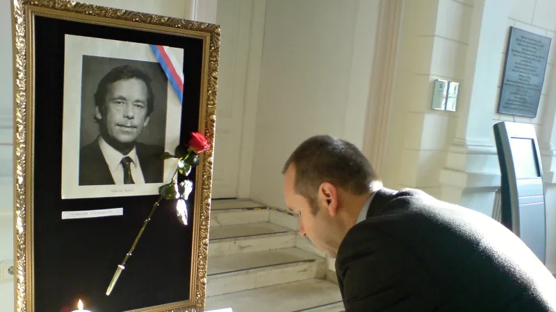 Lidé podepisují kondolenční listy