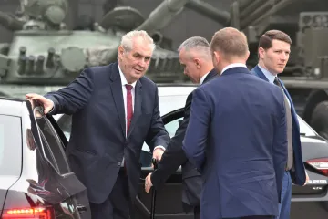 Zeman: Úřady zbytečně komplikují vývoz zbraní do bezpečných zemí